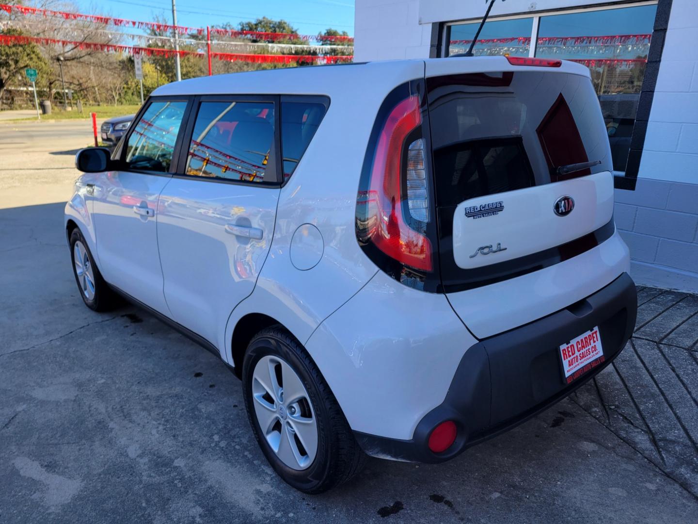 2016 WHITE Kia Soul Base 6A (KNDJN2A27G7) with an 1.6L L4 DOHC 16V engine, 6A transmission, located at 503 West Court, Seguin, TX, 78155, (830) 379-3373, 29.568621, -97.969803 - Photo#3